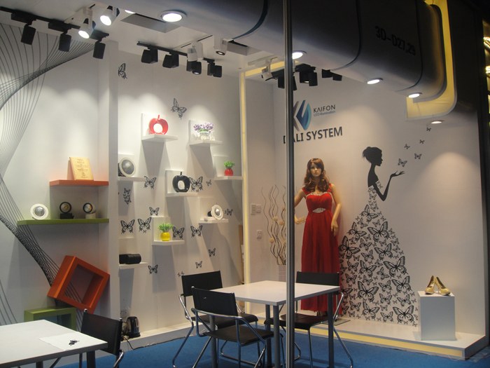 Track lights, wall displays and a meeting table at the KAIFON stand.